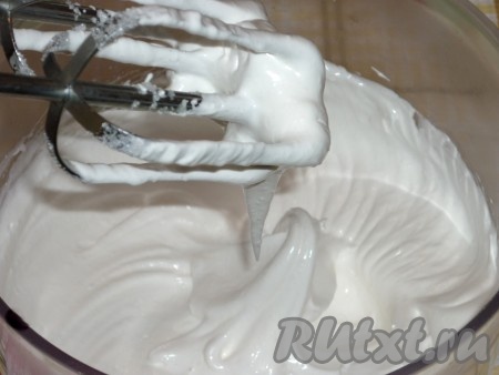 После добавления сахара взбивать белки на максимальных оборотах миксера до получения блестящей, крепкой пены.