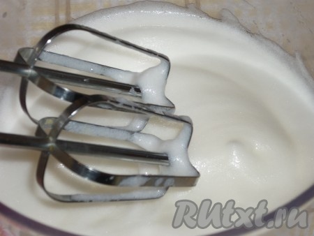 По истечении 1-2 минут взбитые белки превратятся в лёгкую пену.