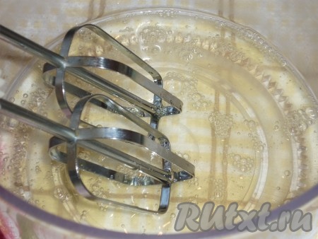 Аккуратно разделить яйца на белки и желтки. Белки очень хорошо охладить в холодильнике. Желтки нам в этом рецепте не понадобятся. В чистую, сухую чашу миксера поместить охлаждённые белки и взбить миксером в течение 1-2 минут.