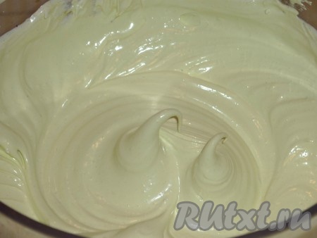 В белки, взбитые до крепкой пены, добавить зелёный пищевой краситель, перемешать миксером до однородности. Белки должны стать зелёного или салатового цвета.
