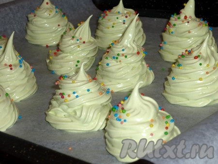 Сразу украсить разноцветными кондитерскими посыпками.