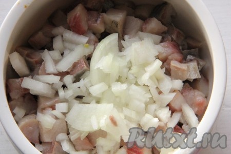 Филе сельди нарезать на маленькие кубики, выложить в миску. Лук очистить, мелко нарезать и добавить к селёдке. Влить растительное масло и уксус, перемешать. При желании, можете добавить мелко рубленный укроп. Оставить минут на 10 промариноваться.