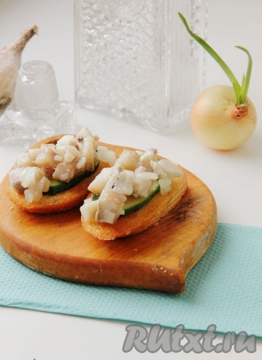 Бутерброды с селёдкой и свежим огурцом