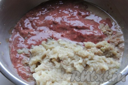 Лук очистить от кожуры, промыть, крупно нарезать. Куриную печень промыть водой. Пропустить через мясорубку куриную печень и лук.