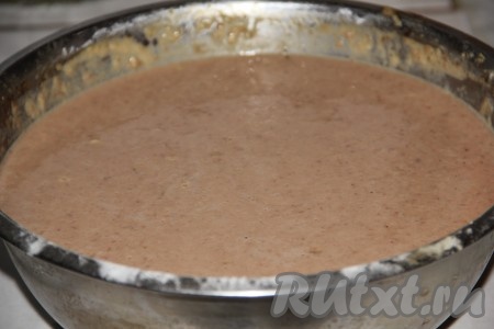 Хорошенько перемешать и оставить для отдыха на 20 минут. Это важно, для дальнейшего выпекания блинов. Тесто получится не густым, но и не слишком жидким, оно будет напоминать обычное блинное тесто.