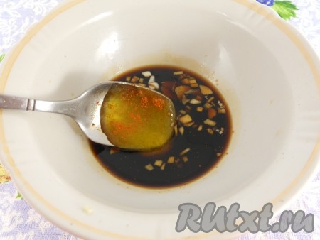 Приготовить маринад: к соевому соусу добавить уксус, мед, порезанный или пропущенный через пресс чеснок и красный молотый перец по вкусу.