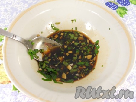 Также добавить измельченную петрушку, перемешать все до растворения меда.