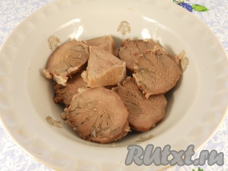 Язык порезать тонкими ломтями.