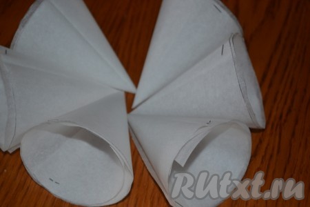 Теперь нам нужно подготовить наши формочки для выпекания в виде конусов. Для этого мы используем пергаментную бумагу – с помощью тарелки диаметром 20 см я вырезала 6 одинаковых кругов. Каждый круг разрезала до середины и свернула кулечком. Чтобы наш конус держался, необходимо края скрепить степлером.