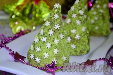 Далее украшаем кексы новогодним декором («приклеиваем» на капельку меда), выкладываем на блюдо и подаем на стол.