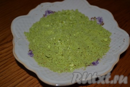 Фисташки нужно очистить и измельчить. Я использовала кофемолку.
