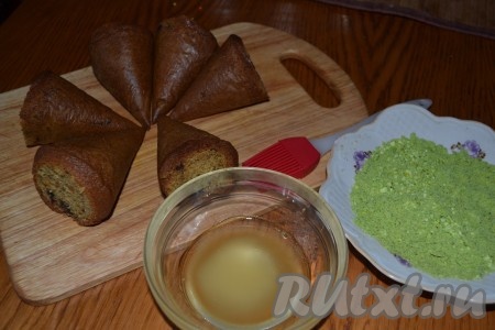 Теперь нужно взять мед (немножко подогреть, если он густой) и смазать кисточкой всю поверхность заготовочки, а далее обсыпать измельченными фисташками.
