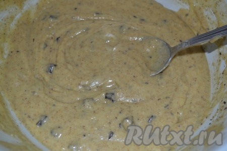 Соединить все в большой миске и хорошенько перемешать. Тесто для новогодних кексов готово.
