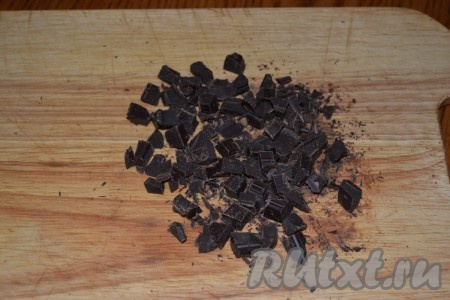 Шоколад порубить ножом.
