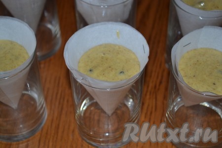 Подготовленные кулечки помещаем в стаканы подходящего размера и наполняем их тестом где-то на 2/3.