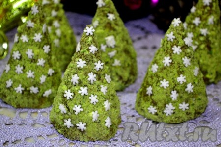 Далее украшаем кексы новогодним декором («приклеиваем» на капельку меда), выкладываем на блюдо и подаем на стол.