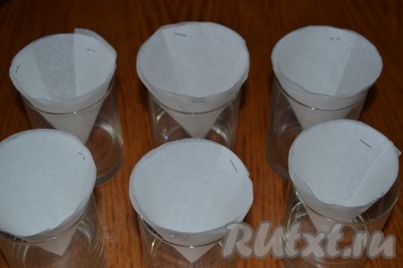 Подготовленные кулечки помещаем в стаканы подходящего размера и наполняем их тестом где-то на 2/3.