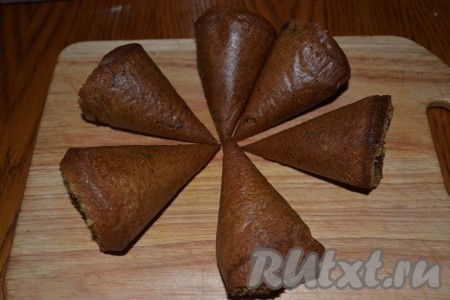 Выпекаем наши заготовки для елочек при 180 градусах в течение получаса. Когда будущие елочки остынут, нужно подровнять их основания для пущей устойчивости.
