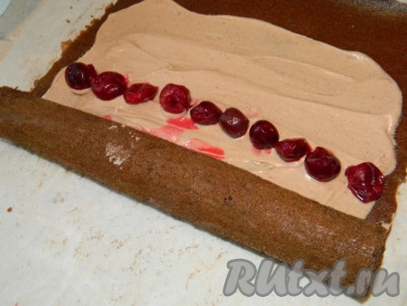 Для приготовления начинки взбить сыр, какао, сливочное масло и сахарную пудру до однородной массы. Для придания крему нужной консистенции добавить немного сгущенки (если сыр достаточно мягкий, то сгущенку можно и не добавлять). Смазать остывший бисквит кремом (немного крема оставьте для обмазки рулета). Выложить вишню и свернуть.

