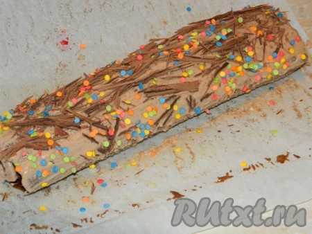 Рулет обмазать оставшимся кремом и украсить по желанию. Убрать в холод для застывания.
