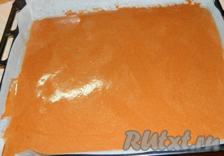 Вылить тесто на противень, застеленный бумагой для выпечки. Равномерно распределить тесто по всей форме (у меня размер противня 30х25 см), поставить на 5-7 минут в духовку, разогретую до 180 градусов. Готовый бисквит переложить на стол, накрыть мокрым полотенцем и оставить до остывания.

