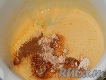 Взбить яйца с сахаром. Добавить пшеничную и кукурузную муку, какао и соду. Влить горячую воду и перемешать аккуратно до однородной массы.
