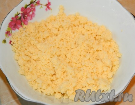 Для штрейзеля в отдельной ёмкости смешать сахар, кусочки холодного сливочного масла, муку и перетереть их руками в крошку.