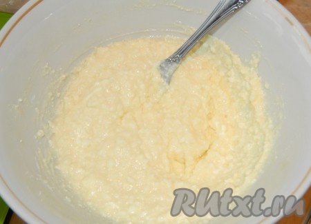 Для приготовления творожной начинки в отдельной миске при помощи вилки (или ложки) смешать до однородности творог, сырое яйцо, сахар и крахмал.