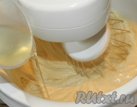 Затем влить растительное масло и ещё раз взбить миксером до однородности массы.