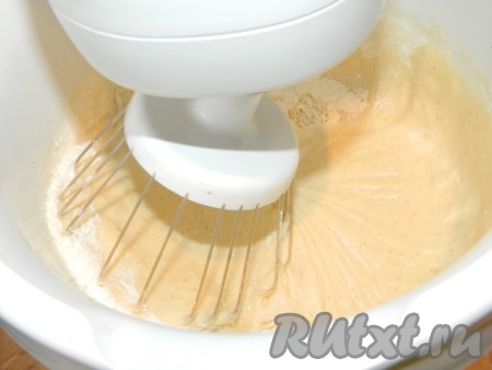 Добавить соду, погашенную уксусом, начать частями добавлять муку, перемешивая тесто миксером до однородности. Добавляя муку, ориентируйтесь на консистенцию замешиваемого теста для кексов. Тесто должно по консистенции напоминать сметану средней густоты.