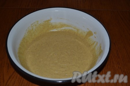 Перемешать жидкие и сухие ингредиенты. Наше тесто для кексов готово.
