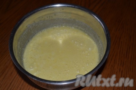 Просеять муку с разрыхлителем, добавить сахар, корицу и перемешать. В отдельной посуде соединить кефир, масло и яйцо.
