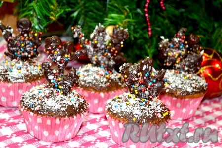 Когда шоколадные деревья застынут, их можно с легкостью отделить от бумаги. В серединке каждого кексика мы ножом прорезаем отверстие и «сажаем» туда наше деревце. Наша «Зимняя сказка» готова!
