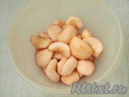 Яблоки, очищенные от кожуры и крупно порезанные, заливаем ликёром и, пока готовим тесто, периодически перемешиваем.
