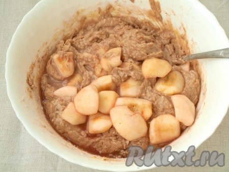 Яблоки вместе с ликёром отправляем в тесто и перемешиваем. Тесто получится, как густая сметана.
