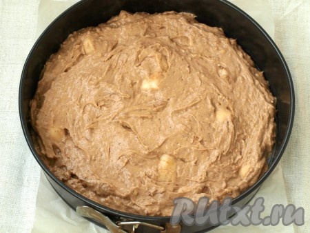 Разъёмную форму (у меня диаметром 24 см) застилаем пергаментом и выливаем тесто.
