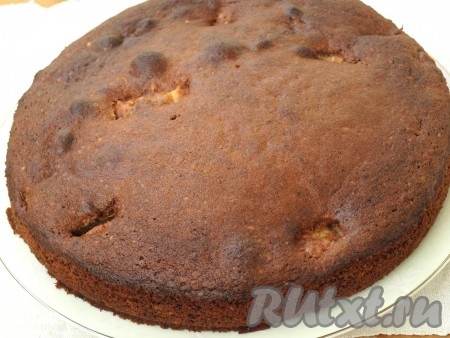 Пирог с яблоками и орехами ставим в разогретую духовку на 50-55 минут при температуре 180 градусов (готовность можно проверить с помощью деревянной палочки). Для приготовления глазури смешиваем в кастрюле молоко, какао и сахар, ставим на огонь и, помешивая, доводим до кипения.&nbsp;
