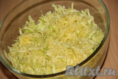  Кабачки натереть на крупной тёрке. Слегка посолить и оставить на 10-15 минут.