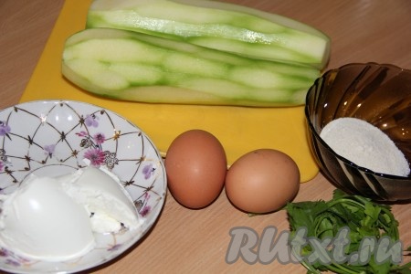 Подготовить продукты для приготовления оладьев. Кабачки вымыть, снять кожицу. Зелень вымыть и обсушить.
