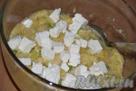 Далее всыпать муку и хорошо перемешать. К полученной массе добавить кусочки брынзы и аккуратно перемешать.