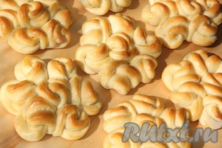 Готовые булочки слегка остудить.