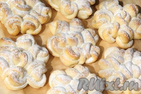 Перед подачей мягкие и очень красивые кружевные булочки посыпать сахарной пудрой. Всем советую приготовить наивкуснейшую выпечку из приятного в работе теста "Водолаз", замешанного на сухих дрожжах.