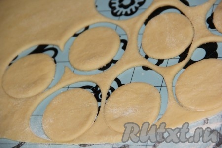 Затем можно приступать к формированию различной выпечки из приятного в работе теста "Водолаз". В этот раз я сформировала из него кружевные булочки. Для этого тесто нужно скалкой раскатать в не слишком тонкий пласт, вырезать круги диаметром 5-6 сантиметров.