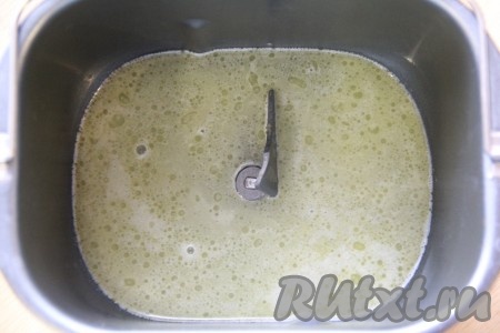 В ведёрко хлебопечки добавляем тёплую воду, растопленное остывшее сливочное масло и сахар.
