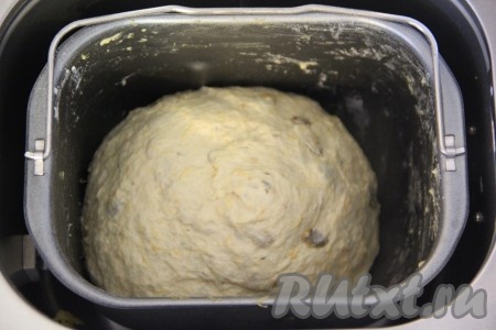 Выставляем основной режим выпечки, время выпекания - 3 часа 15 минут, вес - 1 кг, цвет корочки - средний. Мякоть тыквы натираем на мелкой тёрке и отжимаем лишний сок. После первого замеса, по звуковому сигналу, добавляем мякоть и семена тыквы.