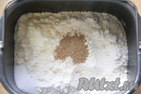Затем&nbsp; засыпаем муку, сухое молоко, соль и дрожжи. Закладку продуктов следует производить в соответствии с инструкцией к вашей хлебопечке.