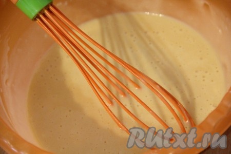 Влить жидкую смесь в муку и перемешать венчиком до однородного состояния. Смесь получится не густой.
