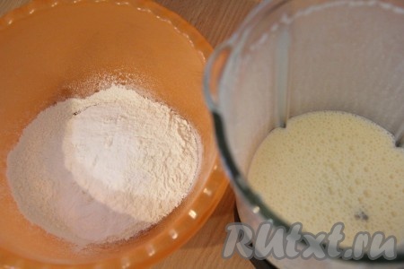 В чашу блендера вбить яйца, добавить сахар, ванильный сахар и хорошо взбить. Затем добавить сметану и ещё раз взбить до однородности. Просеять муку и смешать с разрыхлителем.
