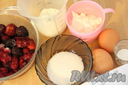 Подготовить продукты для приготовления запеканки. Если будете готовить с замороженными ягодами, тогда их нужно разморозить, а лишнюю жидкость слить.
