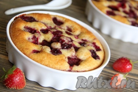 Поставить ягодную запеканку в разогретую духовку и выпекать при температуре 180 градусов примерно 40-45 минут, до золотистого цвета. Подавать лучше со сливками или шариком мороженого. Запеканка с ягодами, приготовленная по этому рецепту, получается вкусной, сочной, ароматной. А радовать этим блюдом себя и своих близких можно круглый год, ведь прекрасно подходят и свежие, и замороженные ягодки.
